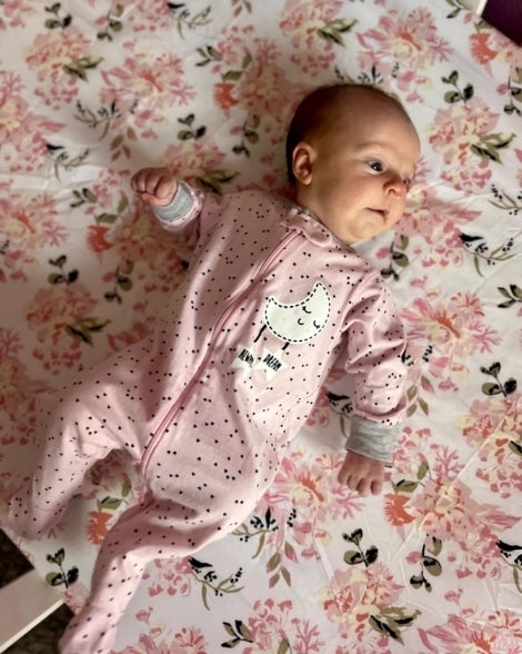Pijama Gerber luna, detalle del cierre y pies integrados