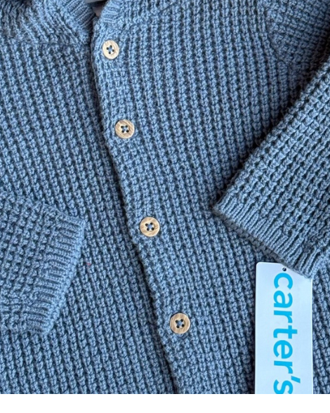 Suéter Carter's azul, detalle de capucha con orejas de osito