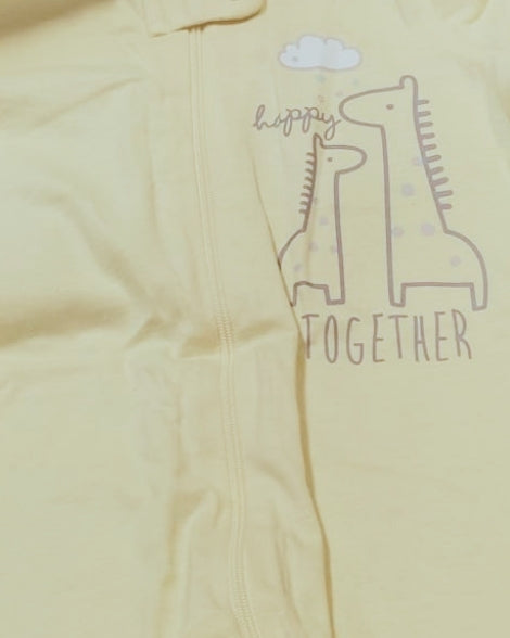 Pijama Gerber amarilla, detalle del cierre frontal