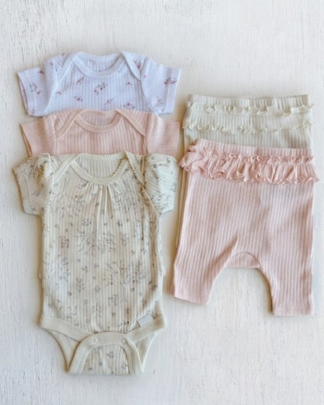 Conjunto Gerber de 5 piezas con estampados de corazones, vista completa