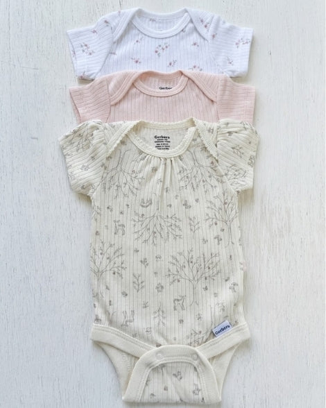 Conjunto Gerber love, detalle de los bodys con corazones
